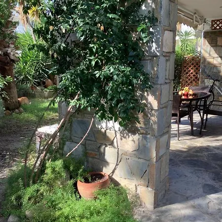 Nyaraló Elena House Near The