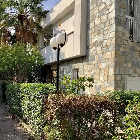 Elena House Near The 別荘 *